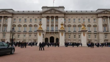 Buckingham Palace er den offisielle residensen og administrative hovedkvarteret til den britiske monarken, beliggende i London, Storbritannia.