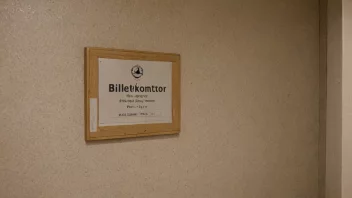 Et billettkontor med en skilt som sier 'Billettkontor' på norsk.