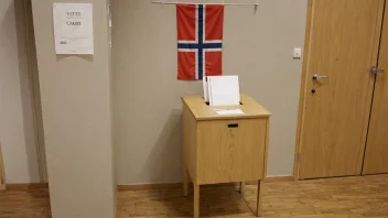 En stemmekveg i Norge med en urne og stemmesedler.