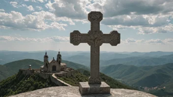 Et steinkors på toppen av et fjell med en kirke i bakgrunnen