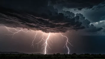 Et bilde av en kraftig, rask ild i en mørk og stormfull omgivelse.