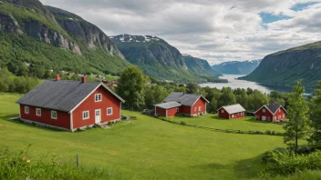 Et pittoreskt norsk gårdsmiljø med et rødt trehus og en frodig grønn hage.