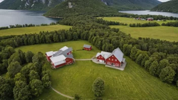 En gård i Norge med et rødt fjøs og et hvitt hus