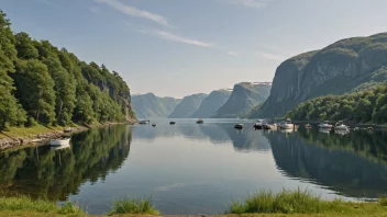 En fredelig scene av en norsk fjord med eiketrær og båter.