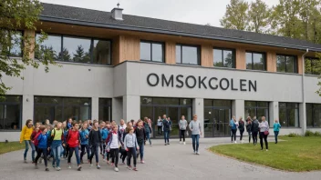 En skolebygning med en skilt som leser 'Omskolen' på norsk.