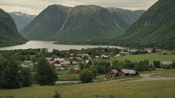 Et idyllisk norsk landskap med en liten landsby eller by i bakgrunnen.