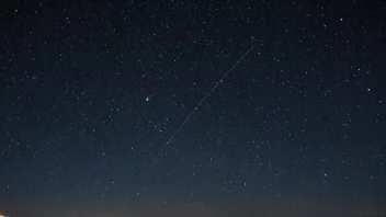 En vakker stjernefylt nattehimmel med en tydelig utsikt over en stjernekonstellasjon.