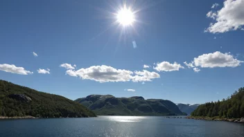 En vakker sommerdag i Norge med en klar blå himmel og noen hvite skyer