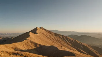 Et vakkert landskap med et gullfarget fjell eller ås i forgrunnen og en solfylt himmel i bakgrunnen