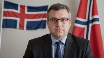 En person med etternavnet Carstens, med et norsk flagg i bakgrunnen