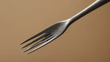 En fork med langt håndtak og tynne, kløftede tenner, brukt til å spise eller servere mat.