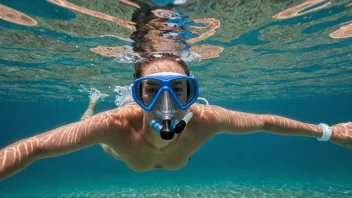 En person snorkler i havet, med en skole fisk som svømmer under dem.