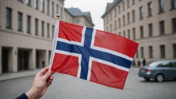 En person som holder et norsk flagg, som symboliserer landets trygdesystem.