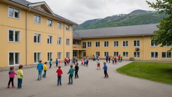 Et skolebygg i Norge med barn som leker utenfor