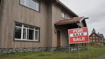 Et norsk hus med en 'Til salgs'-skilt, som symboliserer reguleringen av boligsalg i Norge.