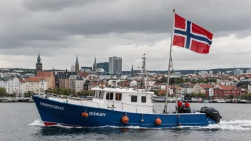 En fiskebåt med norsk flagg som seiler på havet, med en bysilhuett med EU-flagg i bakgrunnen.