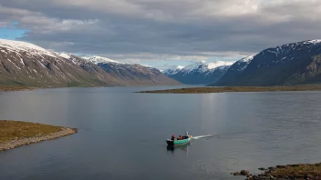 Et malerisk utsikt over Porsangerfjorden i Nord-Norge.