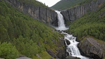 Et idyllisk landskap av Vestfossen, som viser dets naturskjønnhet med fossefall og vannløp.