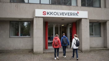 En skolebygning med en skilt som leser 'Skoleverk' på norsk.