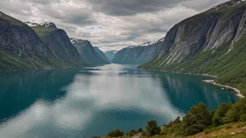 En malerisk utsikt over en norsk fjord, omgitt av fjell og fosser.