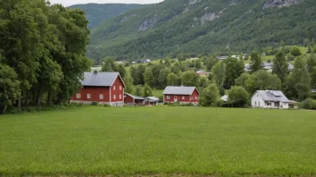 Et grønt jorde med en gård i bakgrunnen, omgitt av trær og åser.