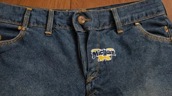 Et par denim shorts eller bukser med et Michigan-tema.