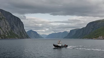 En liten fiskebåt med hvit og blå skrog, seiler i rolige farvann langs kysten av Norge.