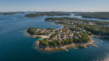 Lillesand, en sjarmerende kystby i Norge, omgitt av en vakker skjærgård og fylt med maritime aktiviteter.