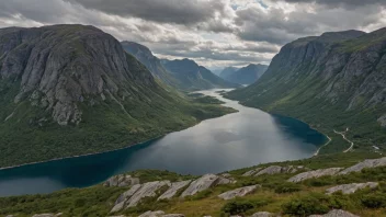 En storslagen utsikt over Tromsøflaket-regionen, med sine rullende åser, glitrende innsjøer og maleriske landsbyer.