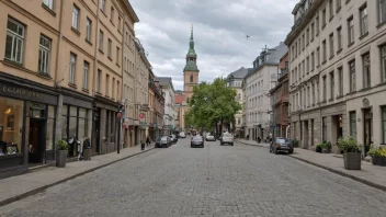 Tollbugata i Oslo, med en blanding av gamle og nye bygninger.