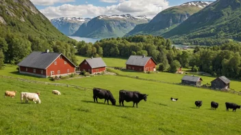 Et pittoreskt norsk gårdsbruk med en tradisjonell gård og låve, omgitt av frodige åkrer med husdyr og avlinger.