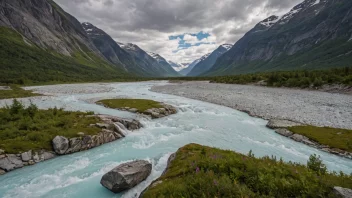 Et malerisk dal omgitt av fjell og en stor isbre i det fjerne.