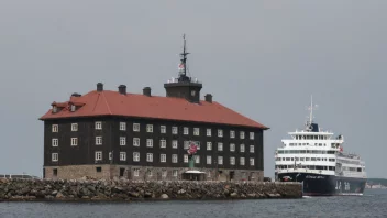 En historisk bygning brukt for maritim virksomhet.