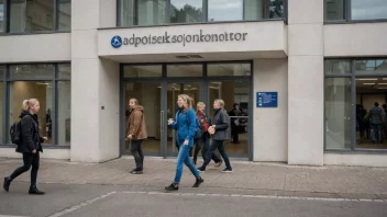 Et foto av en kontorbygning med en skilt som sier 'Adopsjonskontor' på norsk, med mennesker som går inn og ut av bygningen.