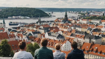 En gruppe turister på en guidet tur i en skandinavisk by.