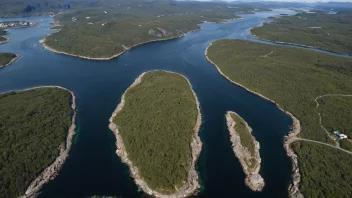 Flyfoto av Saltstraumen, et smalt sund i Norge med sterke tidevannsstrømmer