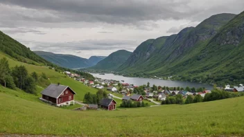 Et idyllisk landskap av en høyde eller bakke i Norge, med en liten landsby eller gård i bakgrunnen.