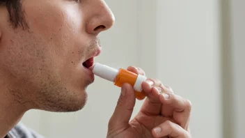 En person som holder en inhalator og inhalerer medisin