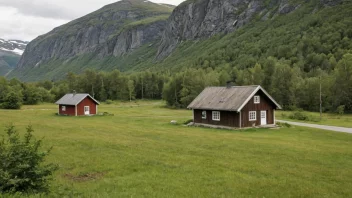 Et tradisjonelt norsk hus med en skilt som leser 'Sæthers' i et landlig landskap