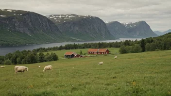 Et idyllisk norsk landskap med en gård eller et hus i bakgrunnen.