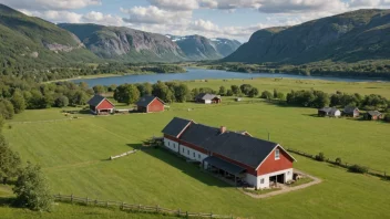 En naturskjønn utsikt over en norsk gård med en variasjon av avlinger og husdyr, som viser landets landbruksnæring.