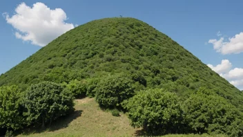 En liten ås eller fjell med en rund topp.