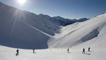 Et sommerskisenter med flere løyper og heiser, og mennesker som nyter det solfylte været