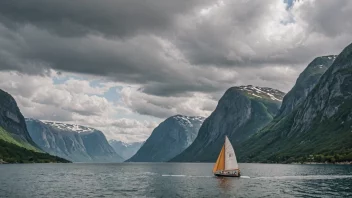 En lokalbåt seiler i fjordene i Norge, med fjell og trær i bakgrunnen