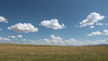 Et fredelig landskap med en klar blå himmel og noen hvite skyer, som gir en følelse av ro og klarhet.