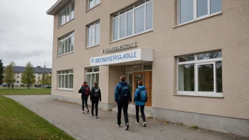 En skolebygning med en skilt som leser 'Vernepleierskole' på norsk.