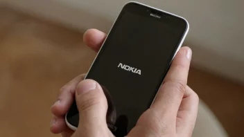 En person som holder en Nokia-mobiltelefon