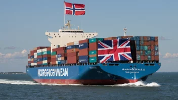 Et containerskip som frakter møbler, med et norsk flagg som vifter i vinden.