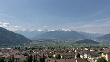 Et panoramabilde av Albertville, Frankrike, med de franske Alpene i bakgrunnen.