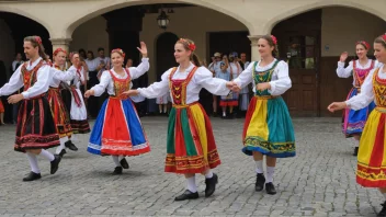 Et fargerikt og livlig bilde av en slovakisk folkedansforestilling.